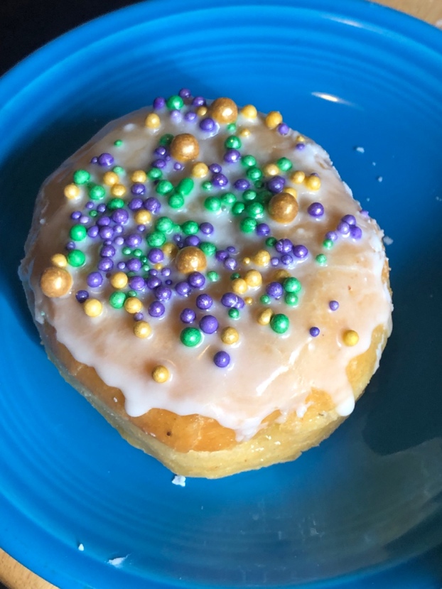 A picture containing plate, food, doughnut, blue

Description automatically generated